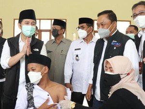 Tinjau Vaksinasi di Bawean, Wagub Emil Apresiasi Santri dan Tokoh Agama