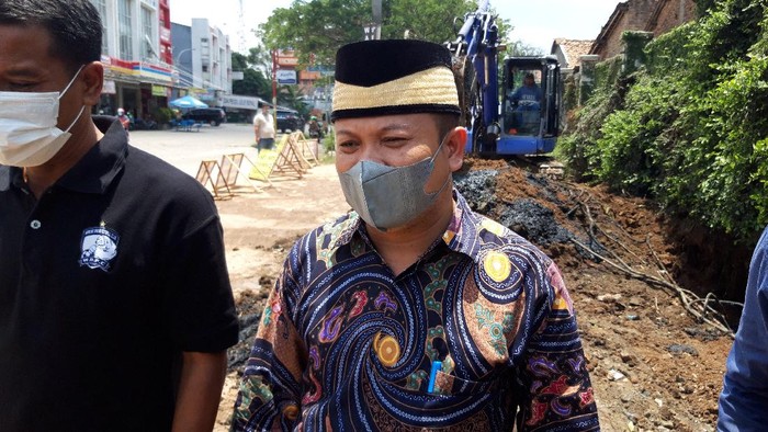 Wakil Ketua DPRD Tangerang tinjau jalan rusak yang viral di medsos