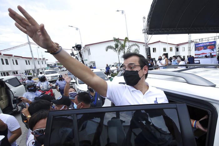 Wali Kota Manila, Isko Moreno memberi salam kepada pendukungnya di Manila (22/9/2021) usai deklarasi pencapresan. Isko Moreno yang populer di kalangan pemilih tersebut menyatakan siap menggantikan Presiden Rodigo Duterte pada pemilu tahun depan.