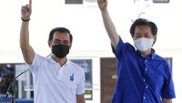 Isko Moreno bersama pasangannya, Dr. Willie Ong  berpose usai deklarasi pencalonan presiden Filipina di Manila (22/9). Kursi Duterte akan diperebutkan tahun depan. Masa jabatan Presiden Filipina selama 6 tahun dan hanya boleh satu periode menjabat.