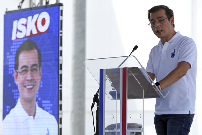 Wali Kota Manila Siap Maju di Pilpres Filipina Wali Kota Manila, Isko Moreno memberi salam kepada pendukungnya di Manila (22/9/2021) usai deklarasi pencapresan. Isko Moreno yang populer di kalangan pemilih tersebut menyatakan siap menggantikan Presiden Rodigo Duterte pada pemilu tahun depan.