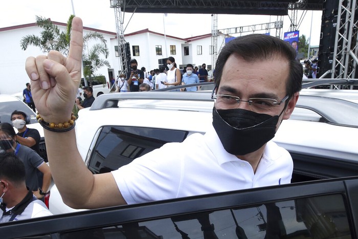 Wali Kota Manila, Isko Moreno memberi salam kepada pendukungnya di Manila (22/9/2021) usai deklarasi pencapresan. Isko Moreno yang populer di kalangan pemilih tersebut menyatakan siap menggantikan Presiden Rodigo Duterte pada pemilu tahun depan.