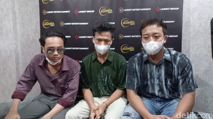 Warkopi, 3 Pemuda yang Disebut Mirip Warkop DKI Warkopi, 3 Pemuda yang Disebut Mirip Warkop DKI