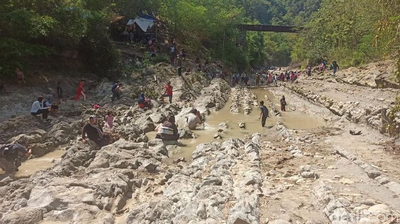 Watu Lempit Girikesumo di Demak Watu Lempit Girikesumo di Demak
