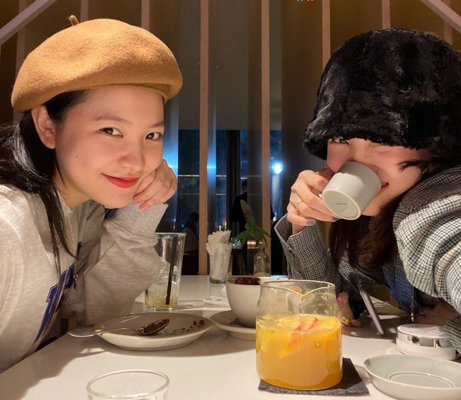 Idol kelahiran 1995 ini dikenal supel dan memiliki banyak teman. Nayeon TWICE berteman baik dengan Jennie BLACKPINK, Yeri Red Velvet, dan Sowon GFRIEND. Foto: dok. Instagram yerimiese