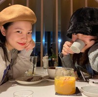 Idol kelahiran 1995 ini dikenal supel dan memiliki banyak teman. Nayeon TWICE berteman baik dengan Jennie BLACKPINK, Yeri Red Velvet, dan Sowon GFRIEND. Foto: dok. Instagram yerimiese