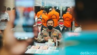 Para pelaku terdiri dari tiga jaringan yang beroperasi di tiga daerah. Jaringan pertama yang ditangkap memalsukan uang Dollar Amerika Serikat. Bareskrim menyita barang bukti sebanyak 48 lak uang palsu. Uang palsu ini diperjualbelikan dengan uang rupiah asli.