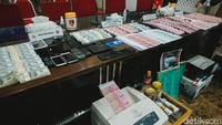 Wakil Direktur Tindak Pidana Khusus Bareskrim Mabes Polri Komisaris Besar Whisnu Hermawan mengatakan, 16 tersangak ditangkap di daerah Jakarta, Bogor dan Tangerang.