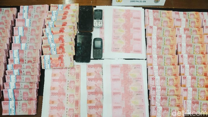 20 Tersangka Kasus Peredaran Uang Palsu Kini Berbaju Oranye Sebanyak 20 tersangka pelaku penyebar uang palsu diamankan Mabes Polri. Para pelaku terdiri dari 3 jaringan yang beroperasi di 3 daerah berbeda.