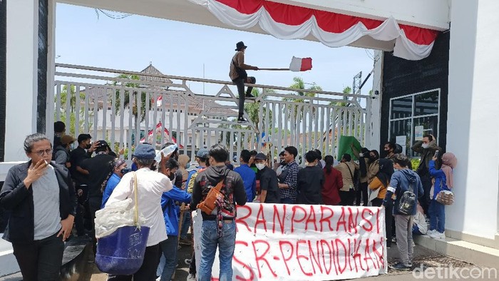 Aksi demo mahasiswa di Karawang.
