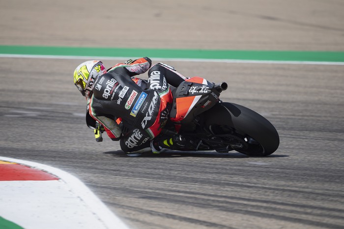 ALCANIZ, SPAIN - SEPTEMBER 11: Aleix Espargaro of Spain and Aprilia Racing Team Gresini  rounds the bend during the MotoGP of Aragon - Qualifying  at Motorland Aragon Circuit on September 11, 2021 in Alcaniz, Spain. (Photo by Mirco Lazzari gp/Getty Images)