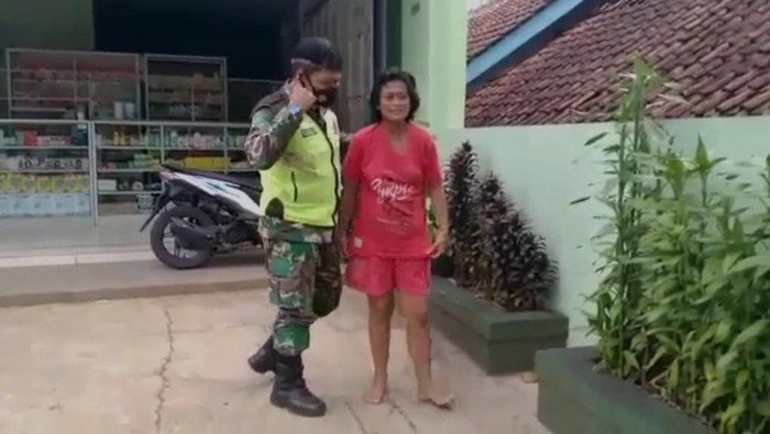 Anggota TNI berikan baju ke ODGJ bugil.