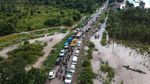 Banjir Bikin Jalur Nasional Bukit Rawi Macet Total