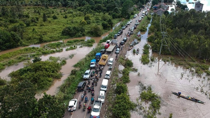 ANTREAN KENDARAAN DI JALUR NASIONAL BUKIT RAWI Sejumlah kendaraan terhenti saat menunggu giliran bergerak saat diberlakukan sistem buka tutup di jalan trans Kalimantan Bukit Rawi, Pulang Pisau, Kalimantan Tengah, Kamis (23/9/2021). Antrean kendaraan sepanjang kurang lebih 800 meter pada jalur nasional penghubung sejumlah kabupaten/kota di Kalteng tersebut terjadi karena adanya jalan yang rusak akibat diterjang banjir luapan Sungai Kahayan dan Sungai Rungan. ANTARA FOTO/Makna Zaezar/foc.