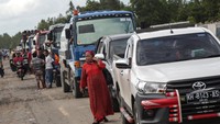 Bahkan sejumlah pengendara sampai turun dari kendaraannya untuk mencari udara segar.