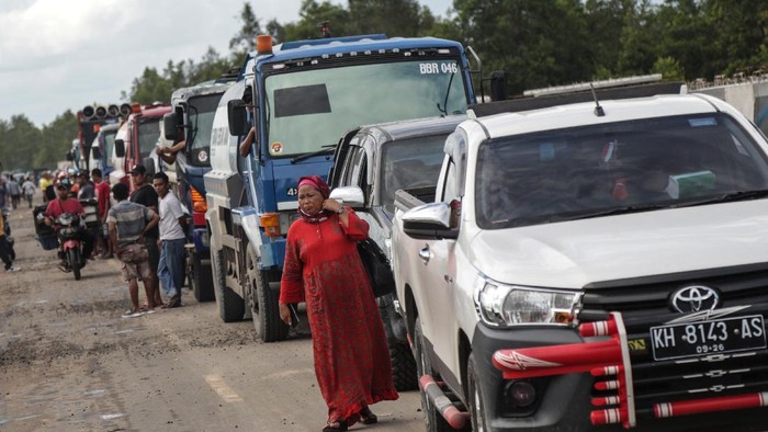 ANTREAN KENDARAAN DI JALUR NASIONAL BUKIT RAWI Sejumlah kendaraan terhenti saat menunggu giliran bergerak saat diberlakukan sistem buka tutup di jalan trans Kalimantan Bukit Rawi, Pulang Pisau, Kalimantan Tengah, Kamis (23/9/2021). Antrean kendaraan sepanjang kurang lebih 800 meter pada jalur nasional penghubung sejumlah kabupaten/kota di Kalteng tersebut terjadi karena adanya jalan yang rusak akibat diterjang banjir luapan Sungai Kahayan dan Sungai Rungan. ANTARA FOTO/Makna Zaezar/foc.