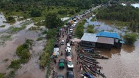 Foto udara kendaraan terhenti saat menunggu giliran bergerak saat diberlakukan sistem buka tutup di jalan trans Kalimantan Bukit Rawi, Pulang Pisau, Kalimantan Tengah, Kamis (23/9/2021).
