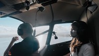 Muka bahagia Sarah Menzel mendapatkan kejutan spesial dari sang kekasih. Foto: Instagram Azriel Hermansyah