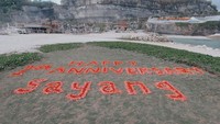 Di sana, ia memberikan kejutan berupa tulisan Happy 1st Anniversary Sayang dari bunga berwarna merah. Foto: Instagram Azriel Hermansyah