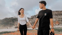 Azriel Hermansyah memberikan kejutan ke Sarah Menzel tepat di hari jadi pacaran mereka. Foto: Instagram Azriel Hermansyah