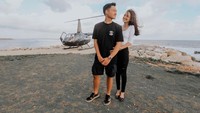 Di depan tulisan itu ada sebuah helikopter yang terparkir. Foto: Instagram Azriel Hermansyah