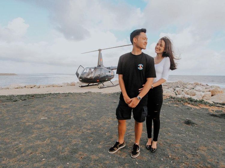 Momen Romantis Azriel Hermansyah Rayakan Setahun Pacaran di Atas Heli