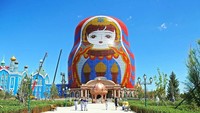 Sudah terkumpul 87 bangunan, di antaranya juga ada Mazhouli Matryoshka Hotel dengan boneka babushka setinggi 73 meter. Ini adalah bangunan boneka terbesar di dunia. (Archy.com)