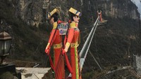 Menara Jembatan Kaca Gunung Jiuhuangshan di Mianyang, Sinchuan juga masuk dalam nominasi. Di sana terdapat dua patung besar pria dan wanita yang mengenakan pakaian tradisional. (Archy.com)