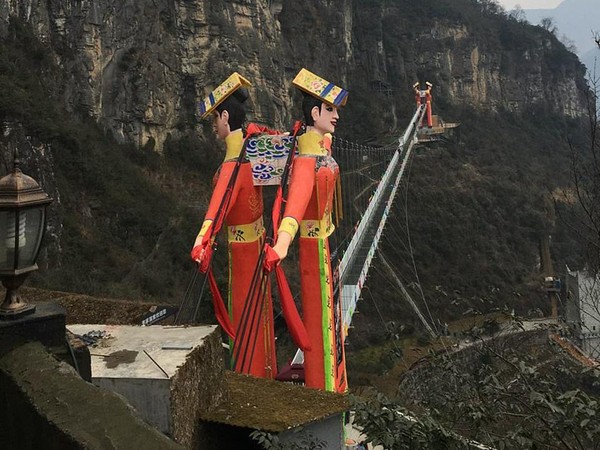 Menara Jembatan Kaca Gunung Jiuhuangshan di Mianyang, Sinchuan juga masuk dalam nominasi. Di sana terdapat dua patung besar pria dan wanita yang mengenakan pakaian tradisional. (Archy.com) Menara Jembatan Kaca Gunung Jiuhuangshan di Mianyang, Sinchuan juga masuk dalam nominasi. Di sana terdapat dua patung besar pria dan wanita yang mengenakan pakaian tradisional. (Archy.com)