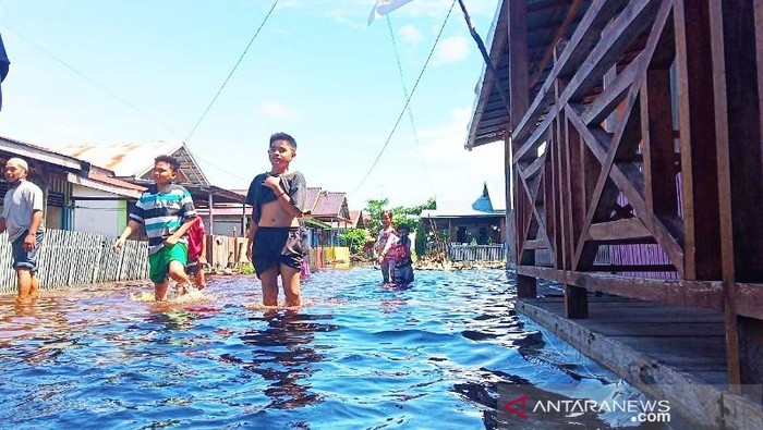 Banjir melanda kawasan padat penduduk di Kota Palangka Raya, Kalimantan Tengah, Senin (13/9/2021).