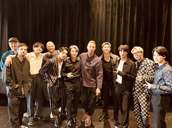 Chris Martin dan personel Coldplay lainnya berfoto bersama BTS setelah menyanyikan lagu My Universe.Foto: (dok. BTS) Chris Martin dan personel Coldplay lainnya berfoto bersama BTS setelah menyanyikan lagu My Universe.Foto: (dok. BTS)