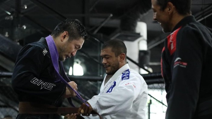 CEO ONE Championship Chatri Sityodtong tak mau kalah dengan para petarungnya. Dia juga piawai bela diri dengan sabuk coklat jiu-jitsu sebagai buktinya
