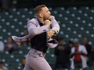McGregor Gagal Lempar Bola Bisbol, eh Malah Ejek Messi & Ronaldo!