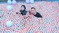 Karena pesta ulang tahun anaknya yaitu Amberly yang ke-3 dirayakan dengan sangat meriah. Konsepnya pesta outdoor dengan tema putri duyung. Foto: Instagram @juragan_99, @shandypurnamasari @maharanikemala @sarwendah29