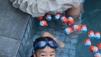 Sarwendah juga terlihat menghadiri pesta ulang tahun tersebut. Anaknnya Thalia juga diajak dan tampak seru berenang di kolam berisikan Kinder Joy. Foto: Instagram @juragan_99, @shandypurnamasari @maharanikemala @sarwendah29