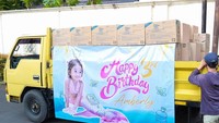 Potret berisikan satu truk Kinder Joy juga turut mereka bagikan di akun Instagram @juragan_99. Truk itu juga memiliki banner bertuliskan Happy 3rd Birthday Amberly. Foto: Instagram @juragan_99, @shandypurnamasari @maharanikemala @sarwendah29