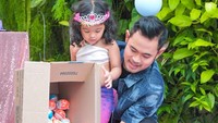 Begini cantiknya Amberly yang dibantu oleh sang ayah saat menumpahkan sekardus penuh Kinder Joy. Foto: Instagram @juragan_99, @shandypurnamasari @maharanikemala @sarwendah29