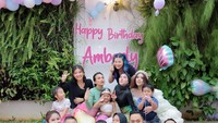 Ini potret Amberly dengan sederet tamu undangan. Turut hadir Darren anak dari Maharani Kemala. Foto: Instagram @juragan_99, @shandypurnamasari @maharanikemala @sarwendah29