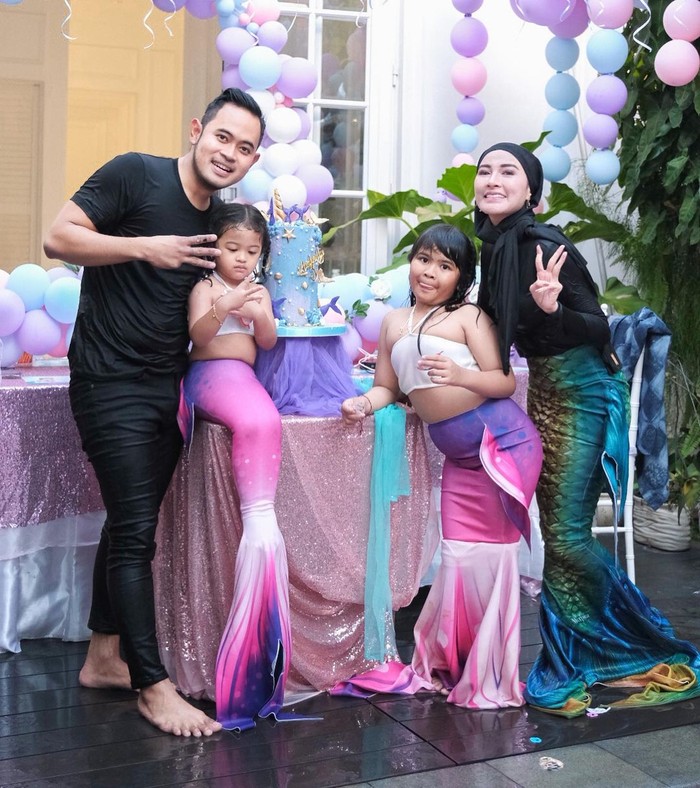 Crazy Rich Malang Rayakan Ultah Anak dengan Kolam Kinder Joy Crazy Rich Malang Rayakan Ultah Anak dengan Kolam Kinder Joy