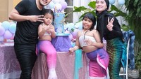 Kue ulang tahun sang anak juga tampak cantik. Berhiaskan tema putri duyung dengan paduan warna biru dan ungu. Foto: Instagram @juragan_99, @shandypurnamasari @maharanikemala @sarwendah29