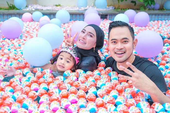 Crazy Rich Malang Rayakan Ultah Anak dengan Kolam Kinder Joy Crazy Rich Malang Rayakan Ultah Anak dengan Kolam Kinder Joy