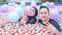 Pasangan Crazy Rich Malang kerap menghebohkan dengan kehidupan mewah mereka. Kali ini, pesta ulang tahun anaknya yang viral di media sosial. Foto: Instagram @juragan_99, @shandypurnamasari @maharanikemala @sarwendah29