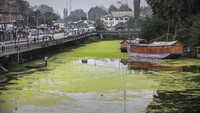  Namun, pihak berwenang mengatakan, pada 2017, sekitar 44 juta limbah dibuang ke danau dari kota setiap hari. Selain itu, sekitar satu juta liter limbah berasal dari rumah perahu. (Mukhtar Khan/AP)