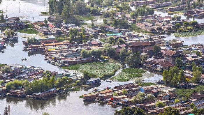 Danau Dal dengan limbah di Kashmir