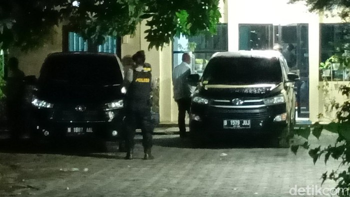 KPK melakukan penggeledahan di kantor Dinas PUPR Pemkab Probolinggo. Ada 3 ruang yang digeledah.