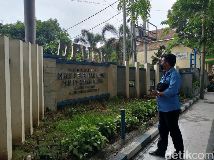 KPK melakukan penggeledahan di kantor Dinas PUPR Pemkab Probolinggo. Ada 3 ruang yang digeledah.
