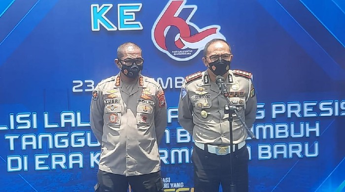 Dirlantas Polda Metro Jaya Kombes Sambodo Purnomo Yogo (kanan) meminta maaf jika ada petugas yang menyakiti hari masyarakat