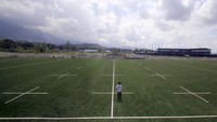 Seorang warga berdiri di venue cabang olahraga rugbi, kompleks TNI Angkatan Udara, Sentani, Kabupaten Jayapura, Papua, Rabu (22/9/2021). Arena rugbi tersebut telah siap digunakan untuk Pekan Olahraga Nasional (PON) Papua setelah pembangunannya dinyatakan rampung. ANTARA FOTO/Gusti Tanati  