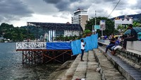 Sejumlah warga duduk di kawasan venue cabor selam di Pantai Dok II, Kota Jayapura, Papua, Minggu (19/9/2021). ANTARA FOTO/Indrayadi TH  
