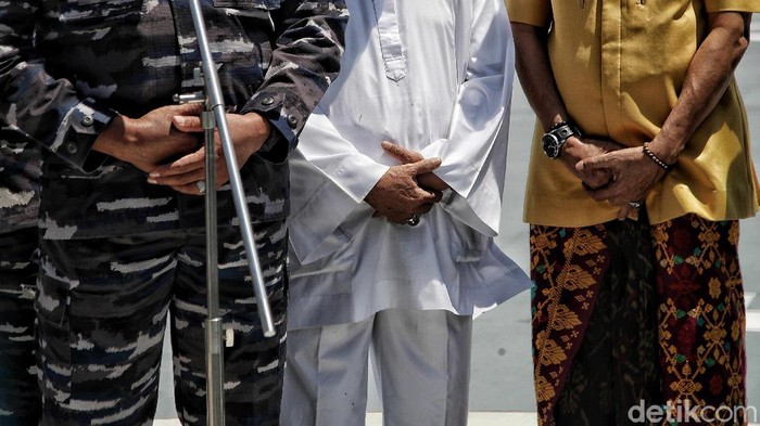 Memperingati HUT ke-76, TNI AL menggelar doa bersama lintas agama di atas KRI Semarang-594 di perairan laut Jakarta.